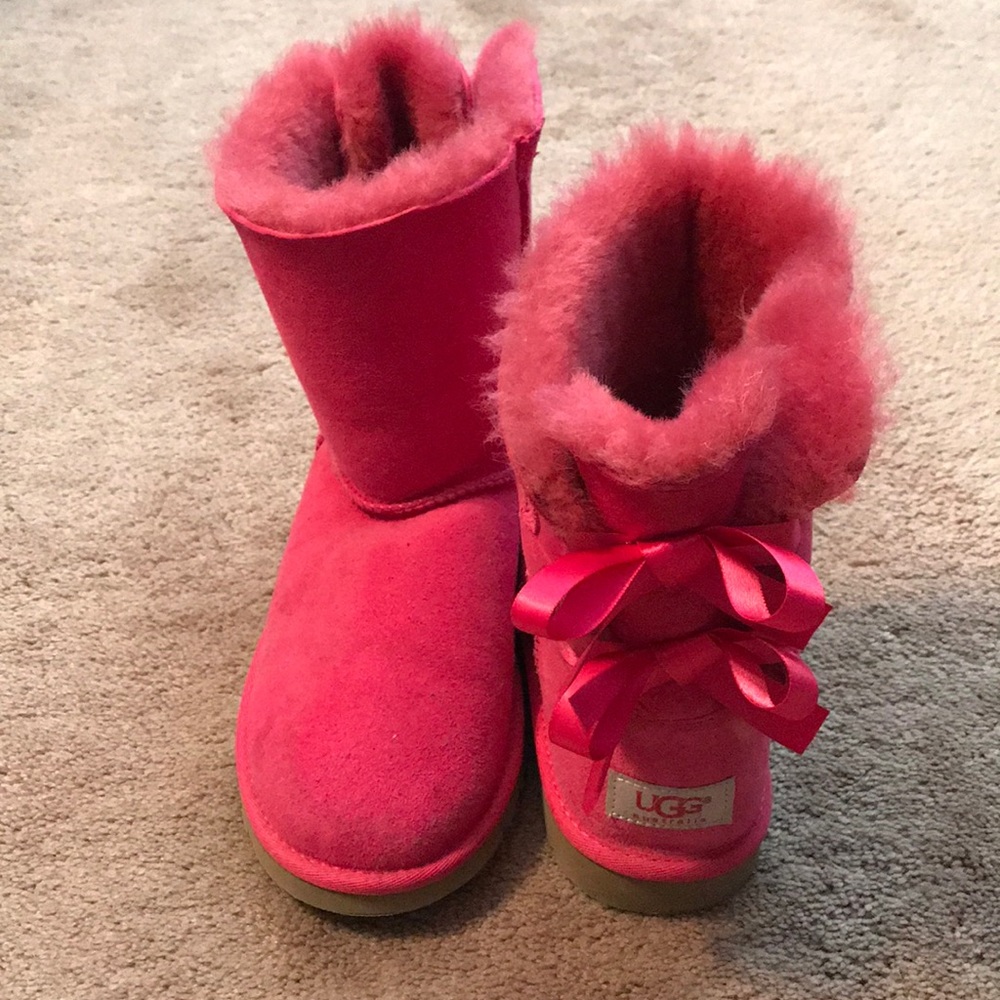 Ugg short pink w/ bows on back